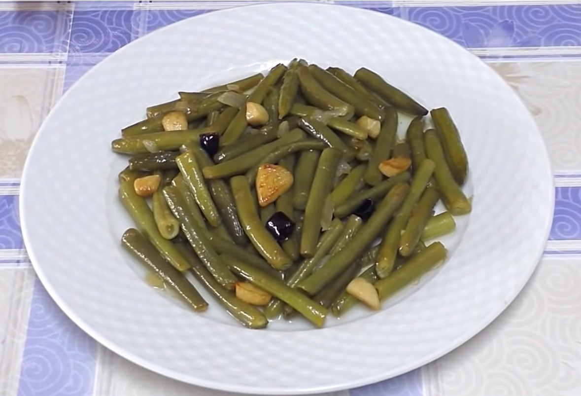 Judias verdes al ajillo con tortilla de espinacas y migas de pan